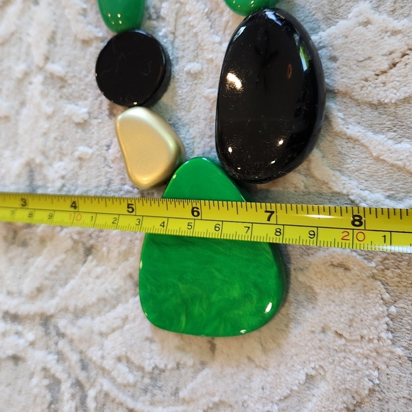 Reversible Green, Gold and Black Acrylic Necklace and Earrings Set - Apprx 13" - Picture 13 of 16